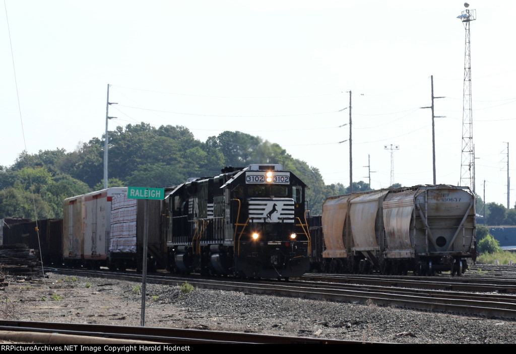 NS 3102 & 700 switch cars in Glenwood Yard